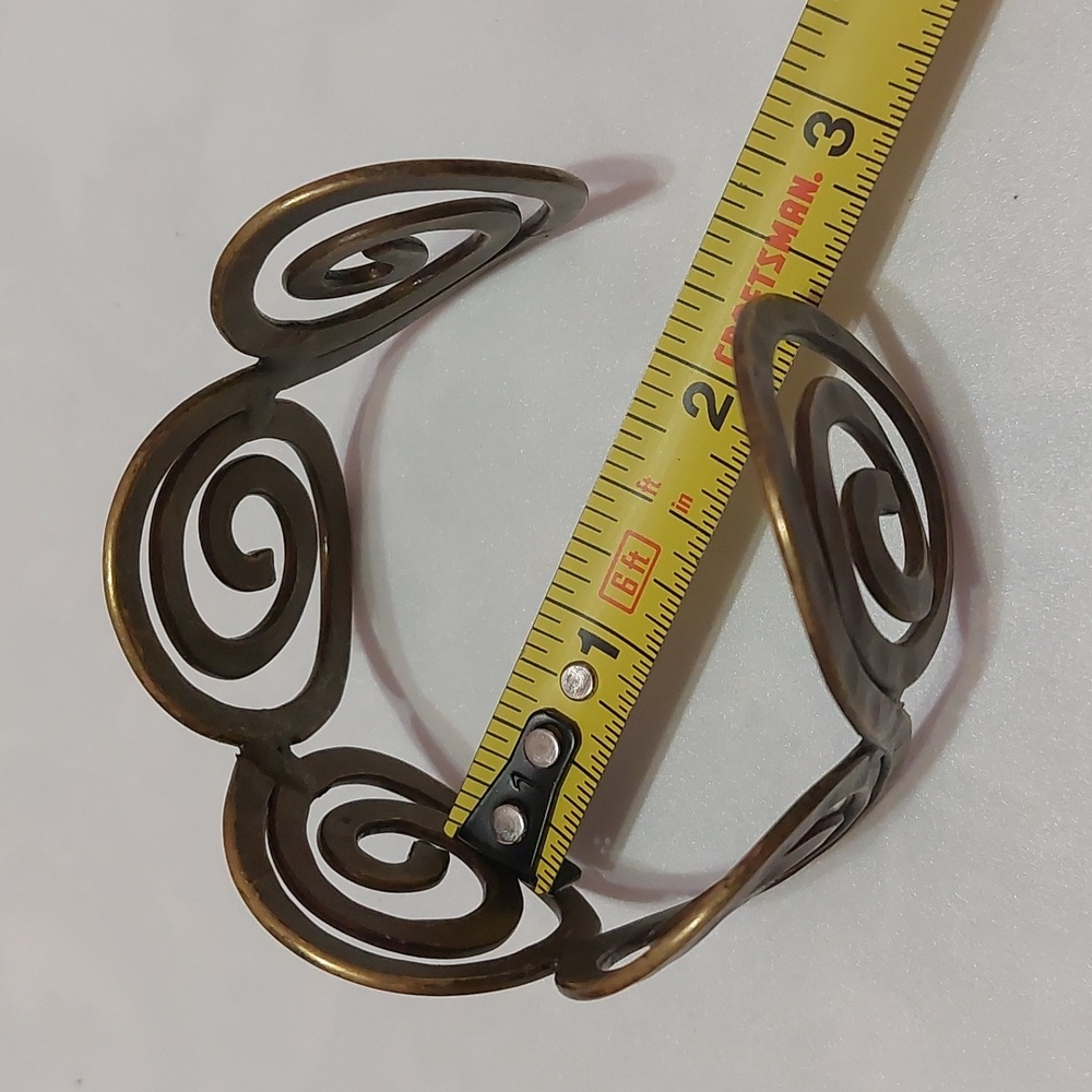 Vintage Minoan Swirls Hammered Brass Cuff Bracelet - Picture 8 of 9
